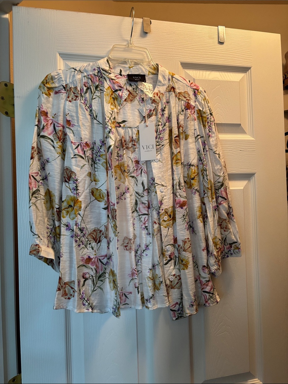 Vici White Floral Pleated Button-Front Blouse